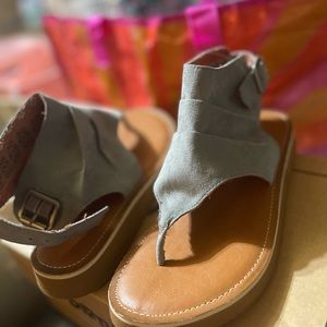 Dirty Laundry sandals Size 7 1/2 never worn😁